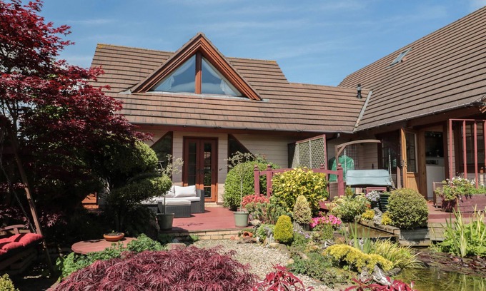 Woodhorn Cottage | SWALLOW LODGE, pet friendly, with a garden in Amble