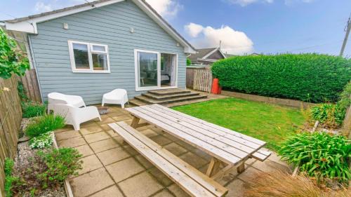 Croyde House | Swallows Croyde - Open plan beach chalet & close proximity to the beach - Sleeps 6