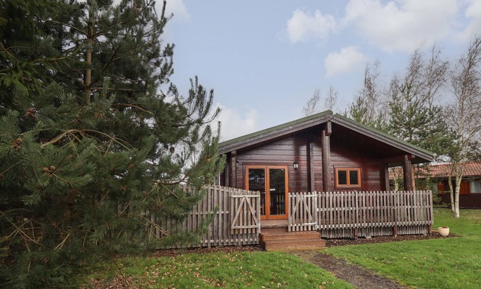 Lincoln Cottage | SWAN LODGE, pet friendly, with hot tub in Bardney