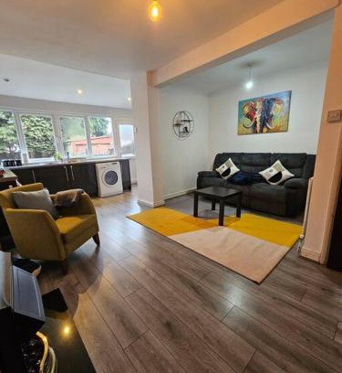 Rowley Regis House | SwankyHome 4 Groups Near M5.