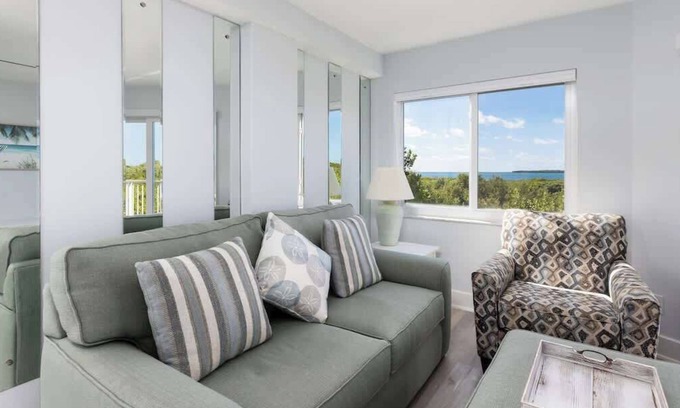 Tavernier Condo | Swaying Palms Spacious Suite [Ocean Pointe 3201]