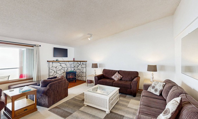 Brookings Condo | Sweeping Oceanfront Views Await Tranquil Condo w/Balcony, Beach Access, W/D