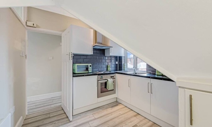 Golders Green Apartment | Sweet and Lovely 2BR with Free Parking