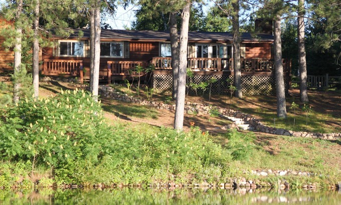 Hayward House | Sweet, Cozy Round Lake Retreat. Freshly Renovated. Tastefully Decorated.