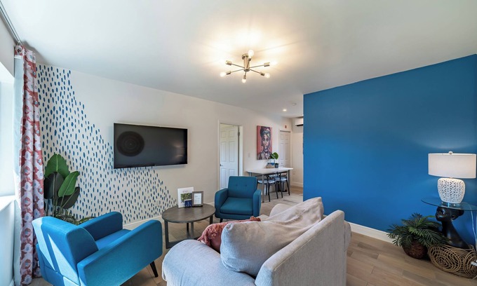 Central Oakland Park Apartment | Sweet escape that is centrally located with a serene garden