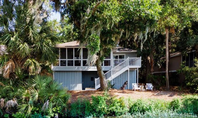 Marsh Island House | Sweet Tea by AvantStay | Waterside Sanctuary w/ Screened Porch & Deck Views