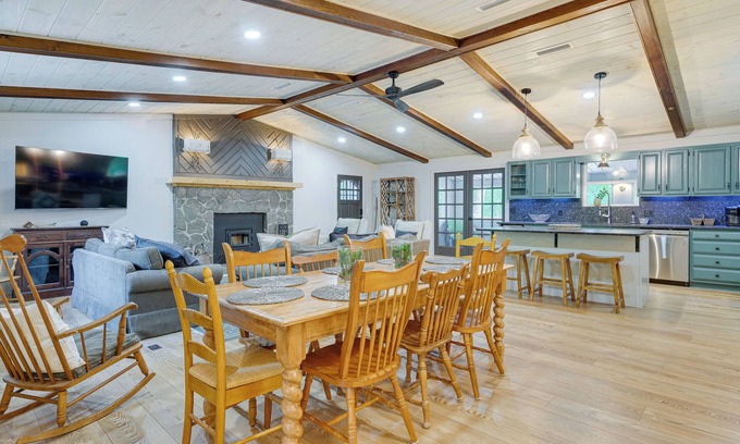 Hayesville House | 'Sweetwater Bluff' Home On The Hiawassee w/Views!