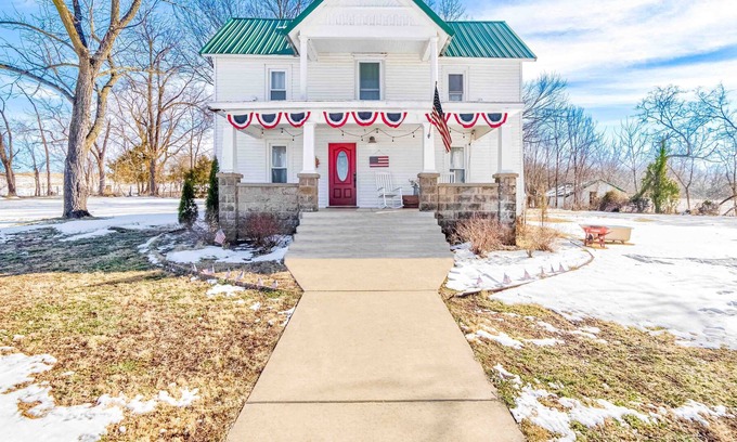 Greenfield House | Sweetwater Patriotic Farm experience Stockton Lake
