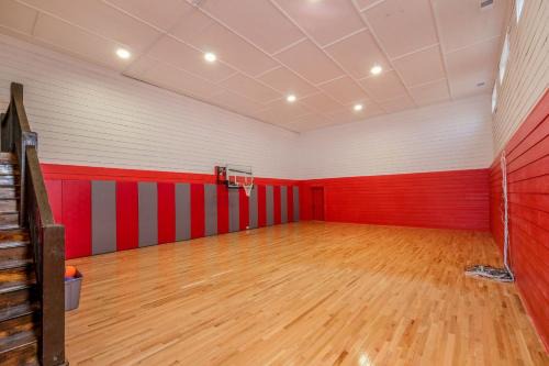 Sevierville Villa | Swim and Gym Mansion