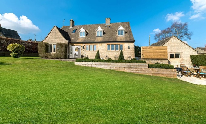Stow-on-the-Wold House | SWINGLETREES, pet friendly, with open fire in Stow-On-The-Wold