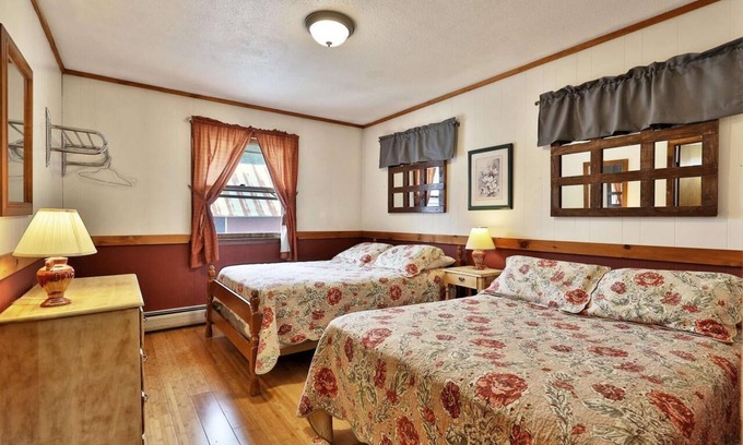 Pittsfield Hotel | Swiss Farm Inn - RM11 "Snowshed" 2 Double Beds