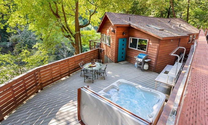 Guerneville Cabin | Sydney's Retreat~Chic & Enchanting Treetop Paradise! Quiet!HtTb/Pup/WiFi