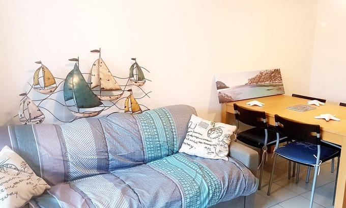 Giens Apartment | T2 "Calanques" 4 pers "Ecrins of the Badine" PIscine beach with feet