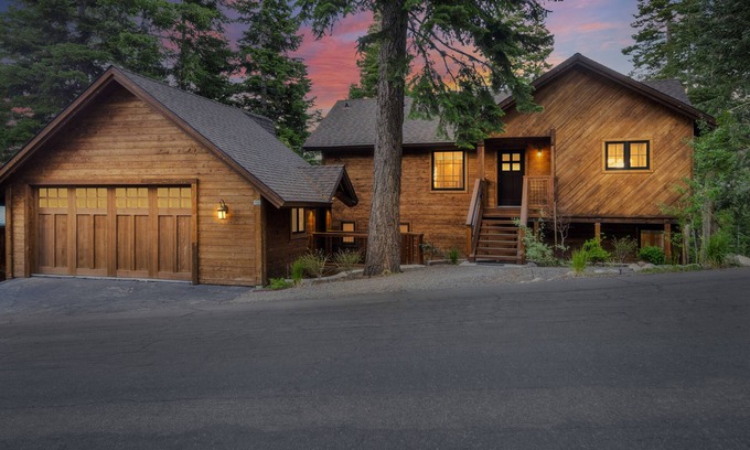 Kingswood Estates Cabin | Tahoe Treehouse: Hot Tub, New Remodel, 3 King Beds, 2 En Suites, EV Charger