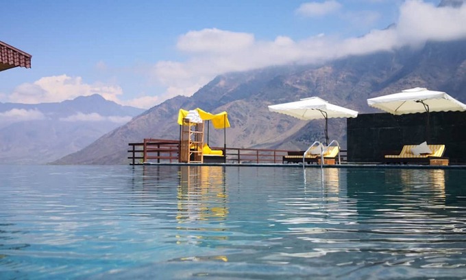 Nishat-Shalimar Hotel | Taj Dal View Srinagar