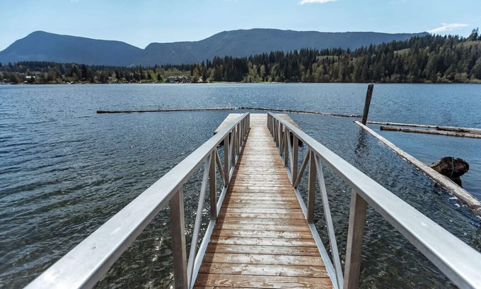 Lake Cowichan House | Take a Break at our Lakeshore Getaway