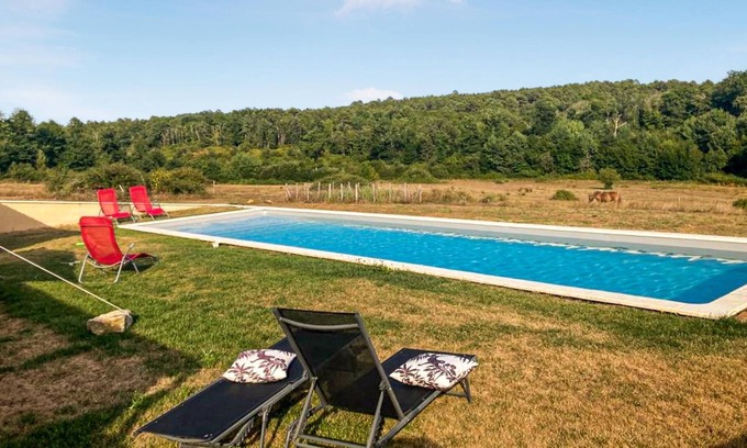 Eglise-Neuve-d'Issac House | Take a dip in the swimming pool and watch the horses in the paddock.
