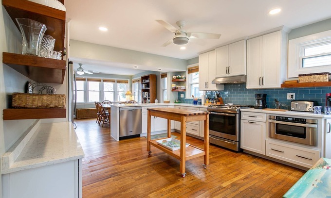 Annapolis Cottage | Take a Water Taxi to Downtown Annapolis from Beachfront home, Dogs OK