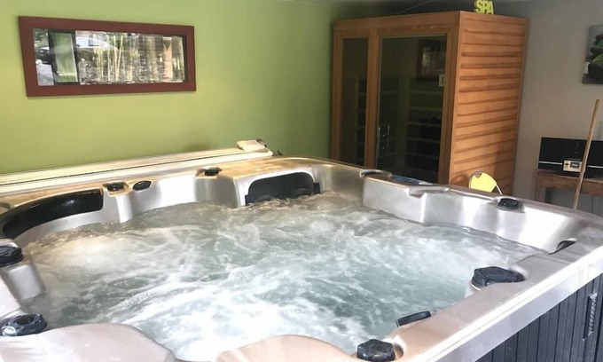 Lannebert House | Take advantage of the on-site spa, infrared sauna and tennis court shared with the adjoining gîte.