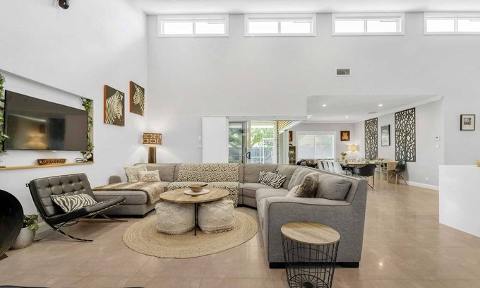 Calare House | Taloumbi Entertainer - Spacious Home, Sleeps 10