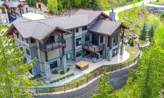 Revelstoke Cabin | Tamarack Lodge: Luxury Timber Frame Ski Lodge at Mountain Resort