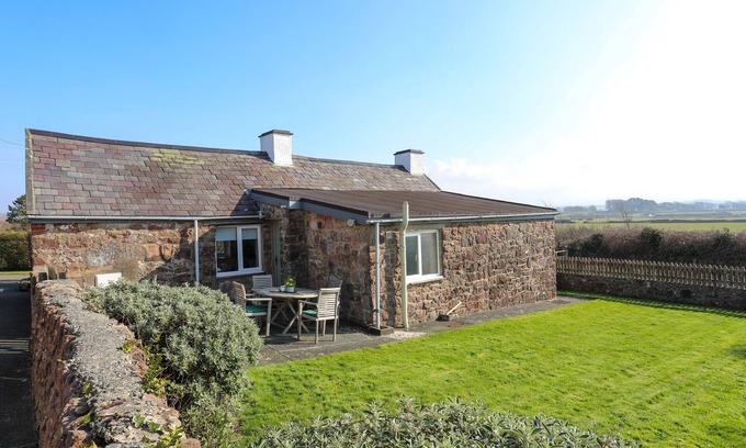 Llanfairpwllgwyngyll Cottage | TAN TWR FARM COTTAGE, pet friendly, with a garden in Dwyran