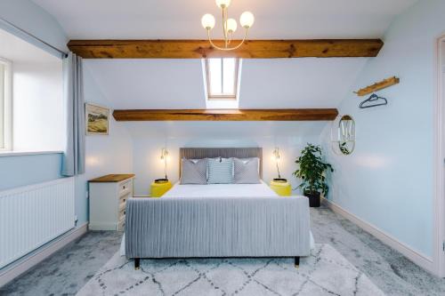 Cwm Dyserth House | Tan Y Bryn Ganol