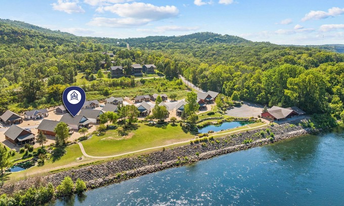 Branson House | Taneycomo Lakefront-Private Hot Tub-Free Attraction Tickets-Near State Park Marina & Top of the Rock