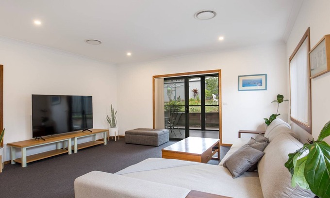 Sanctuary Point House | Tangerine - Pet Friendly - 3 Mins Walk to Beach