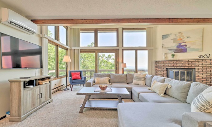 Tannersville House | Tannersville Townhome w/ Wet Bar & Mountain Views!