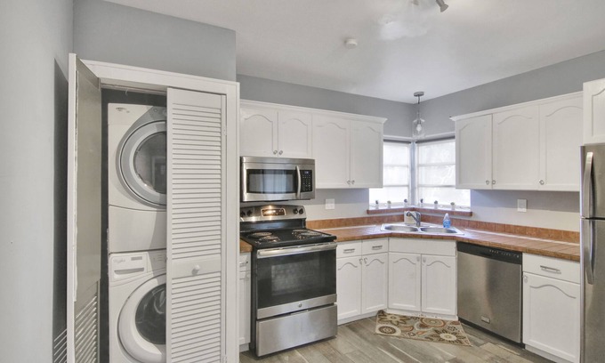 Tarpon River House | Tarpon River Getaway – Modern 2 BDR on Water w/Shared Pool, 15 Min to Beach!
