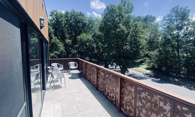 Healesville Apartment | Tarra #2, modern 2-bedroom apartment, walk to Four Pillars & Main Street shops.