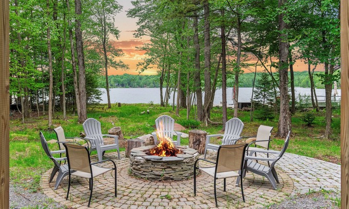 Pocono Lake House | Tavern at the Woods by AvantStay | Lakefront Views, Hot Tub, Firepit, Game Room