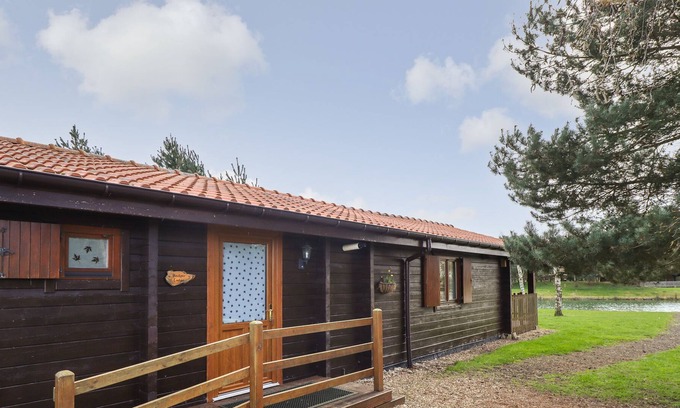 Lincoln Cottage | TAWNY LODGE, pet friendly, with a garden in Bardney