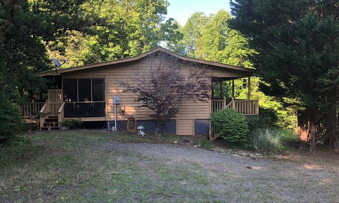 Hiawassee Cabin | Taylor Valley Cabin - Sleeps 4 -6
