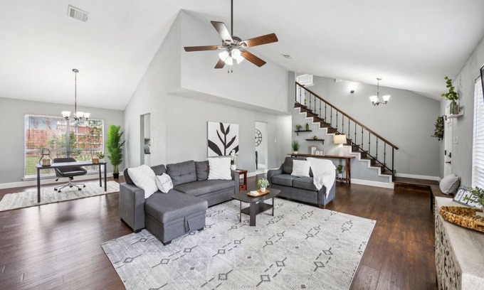 Euless House | TCH - Cozy 3bd/2ba Home with desk in Euless