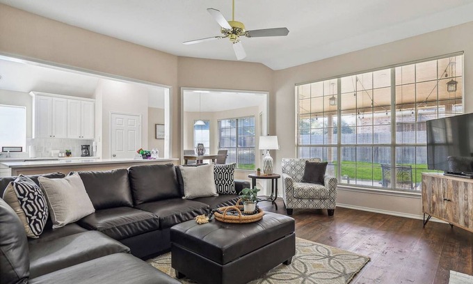 Lewisville House | TCH - Spacious 4bd/2ba in Lewisville w/Workspace