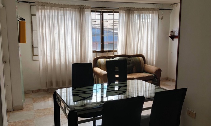 Los Martires Hotel | Te ofrecemos un espacio familiar muy bien amoblado donde puedas descansar.