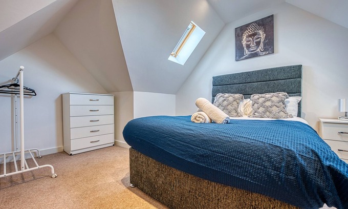 Yardley House | Team Accommodation Birmingham Guesthouse w. Parking WIFI & Netflix