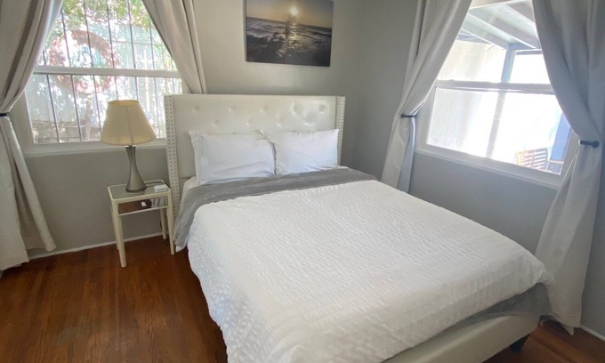 Encanto House | 'Ted' 2-bedroom cozy house in central location! 10 minutes to Balboa!