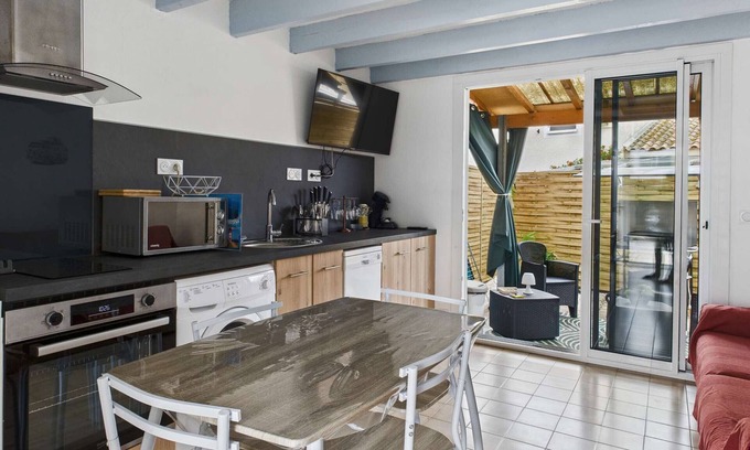 Marseillan Plage Apartment | Terraced house with air conditioning, Wi-Fi and parking - sleeps 6