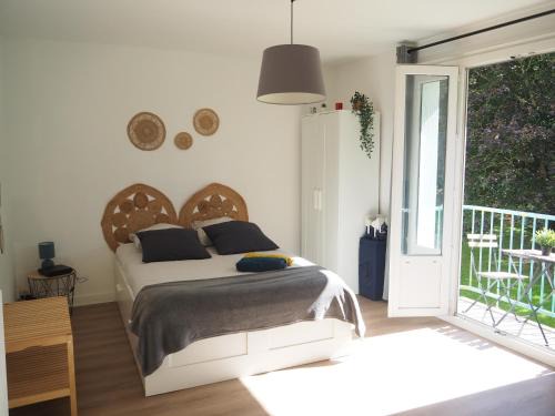 Bourg-l'Eveque Apartment | Terrasse, vue sur jardin arboré et place de parking