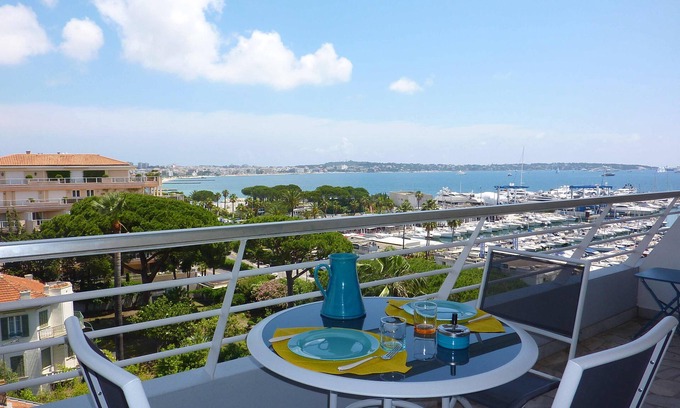 Golfe Juan Apartment | Terrassse on the top floor, view of the bay.