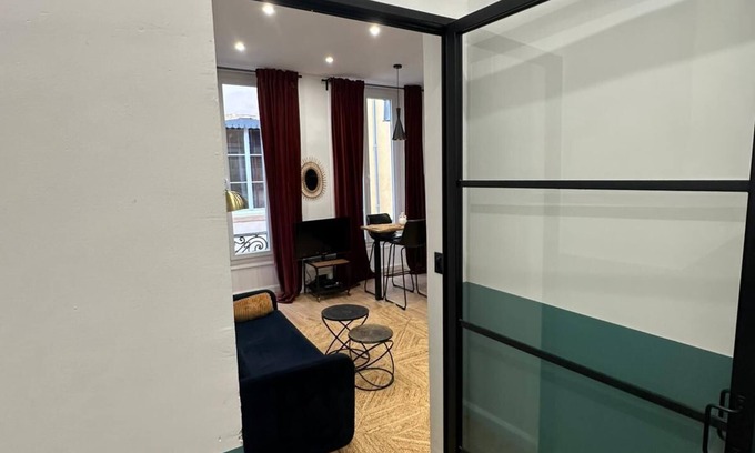 1st Arrondissement Apartment | Terreaux, Apartment 37 m² Avec 1 Chambre, Rue Calme
