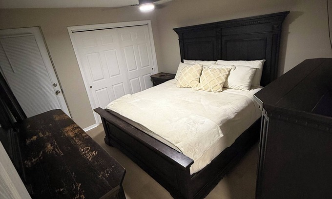 Evergreen Park Condo | Terrific 2-bedroom condo with AC in charming Evergreen Park