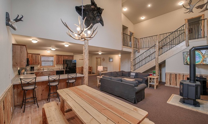 West Yellowstone House | Teton Townhouse - Sleeps 6 - 12, 5 Blocks from Yellowstone's West Enterance