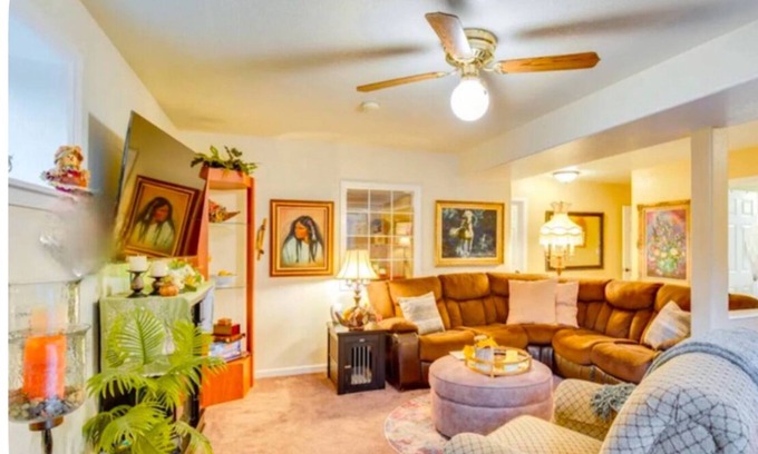 Graham House | tExclusive 1500 SQ.FT. 2BR Suite Hot Tub,Sauna,Gym,BBQ