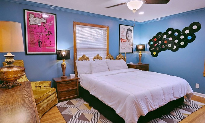 Donelson House | That 60's Place -Near Opry, Airport & Dwtn - 3bdrm - 75" TV - Step back in time!
