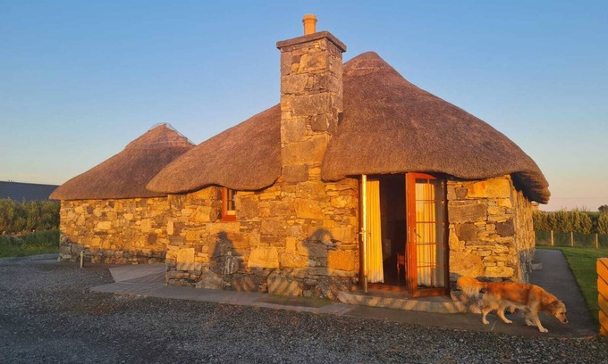 Aisgernis Cottage | Thatched Cottage near Daliburgh, Fully kitted kitchen, Out house drying room,