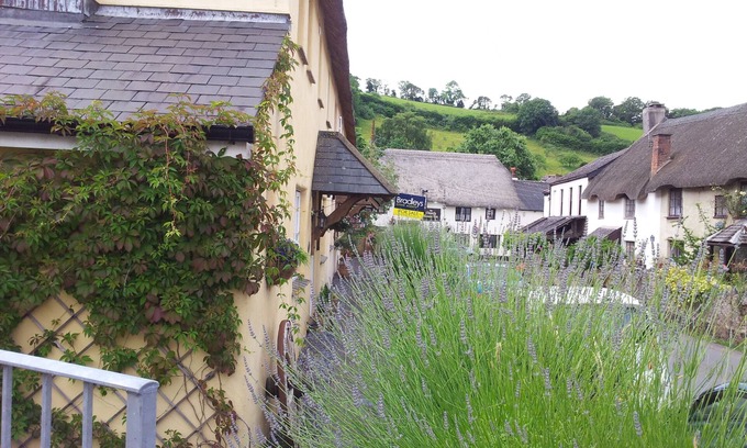 Stokeinteignhead House | Thatched cottage in the 'chocolate box' village of Stokeinteignhead close to sea